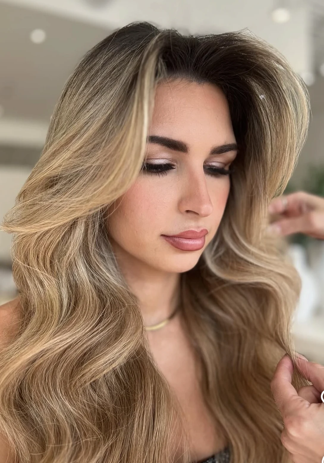 Soft glam soirée — teint lumineux & regard doux