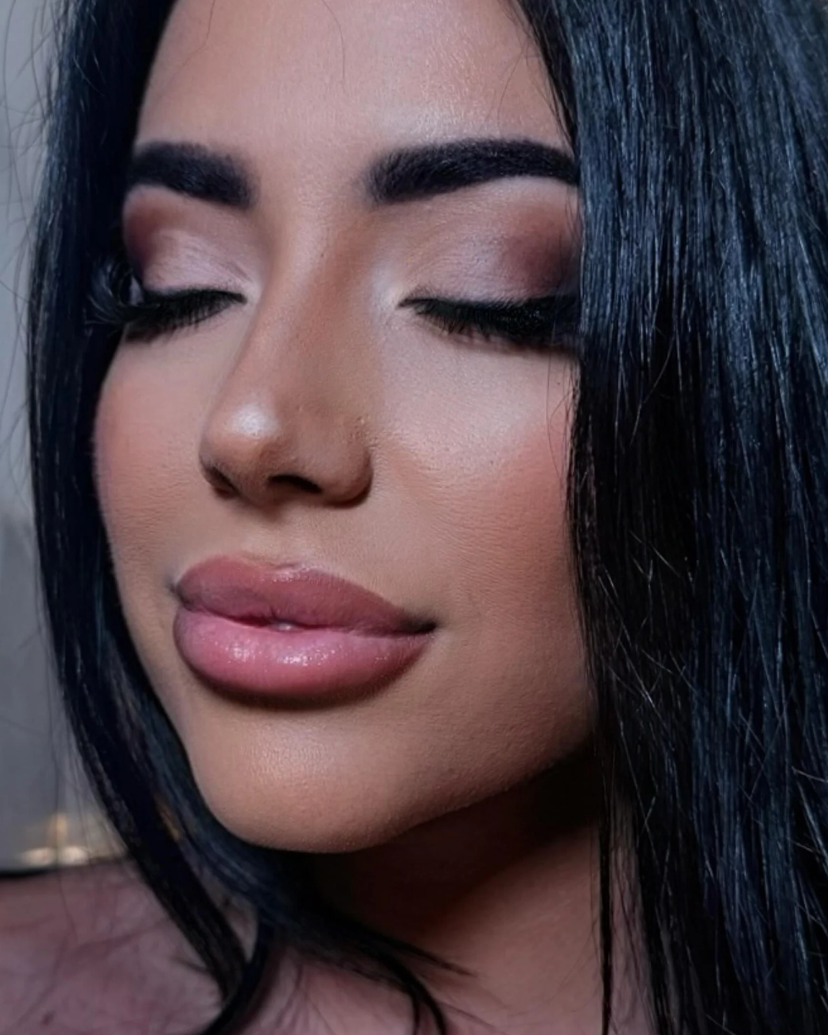 Macro maquillage signature RL — teint lumineux, œil glam nude, lèvre glossy