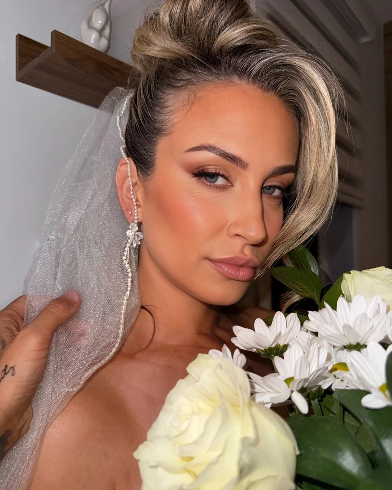 Maquillage de mariée signé RL Makeup Artist — teint lumineux, voile & bouquet, regard sublimé